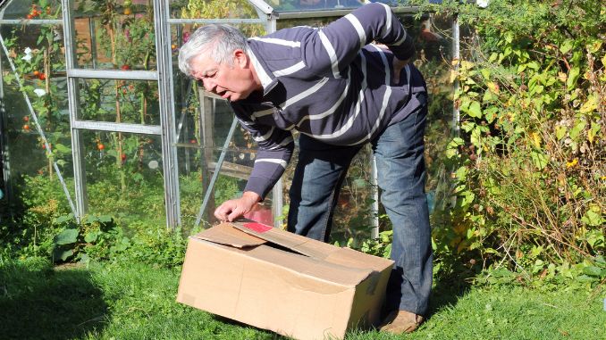 back-pain-lifting-heavy-box - spinal fusion surgery recovery