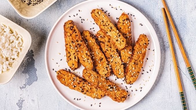 Fried tempeh with sesame seeds