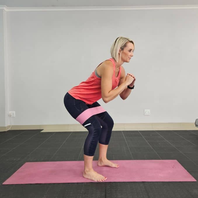 banded squat - end