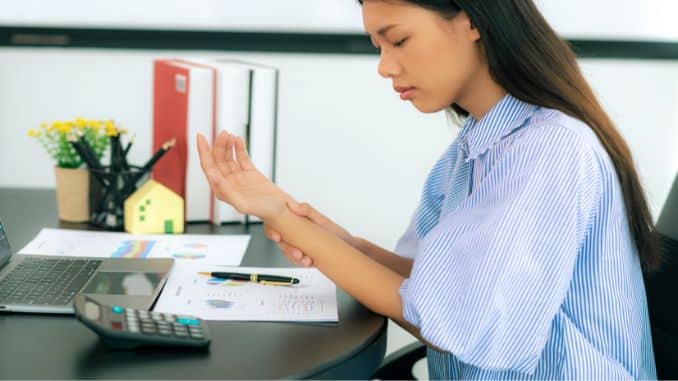 businesswoman-having-wrist-pain