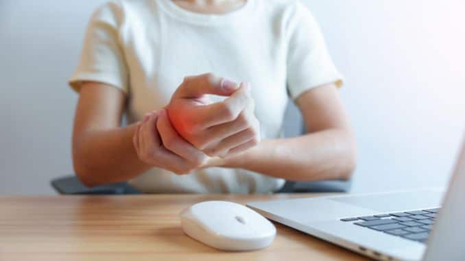 woman-having-wrist-pain