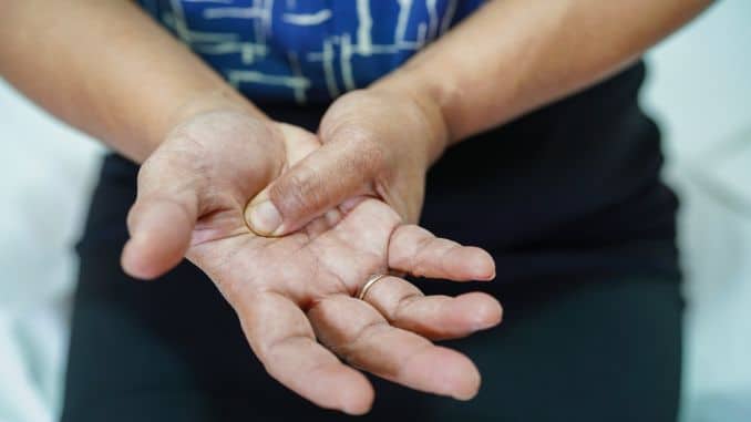 woman-pain-her-hand-1